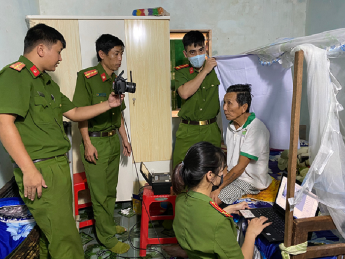 cong an thi tran den tan nha dan lam CCCD 1